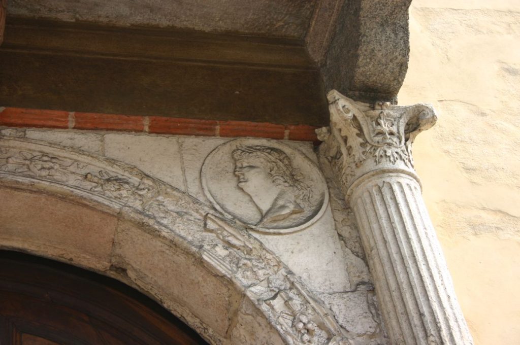 medallion at the entrance of Casa Fontana Silvestri
