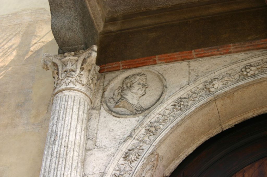 medallion at the entrance of Casa Fontana Silvestri